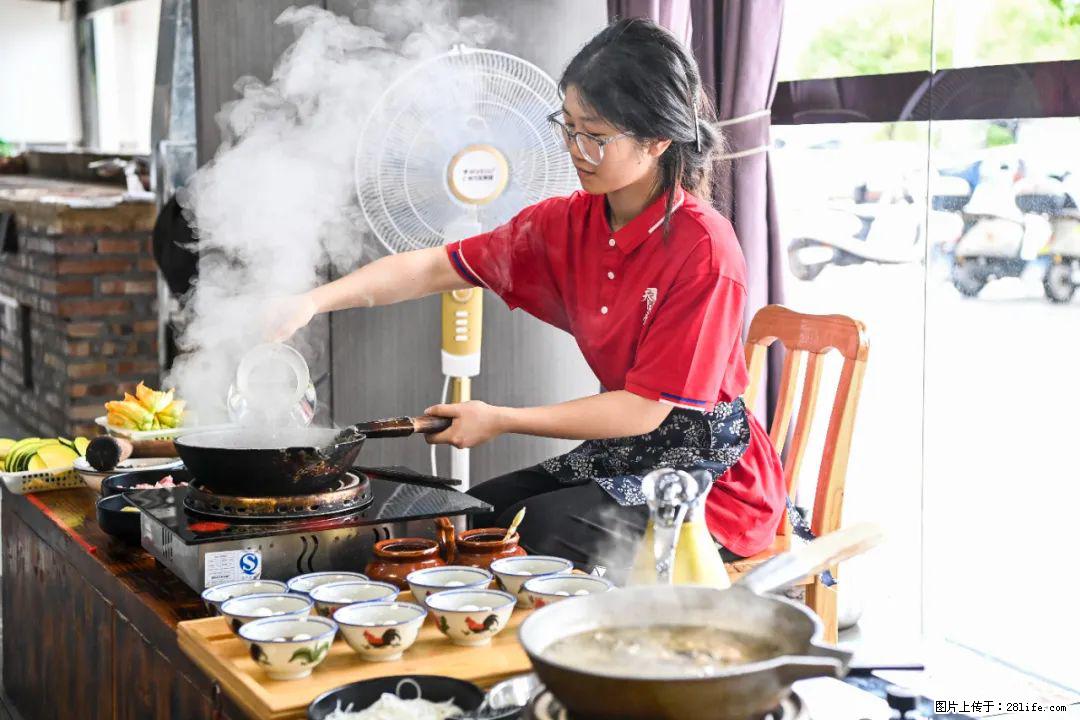 全网追的“扁担女孩”，找了一份暑假工，时薪12元 - 乌海生活资讯 - 乌海28生活网 wuhai.28life.com